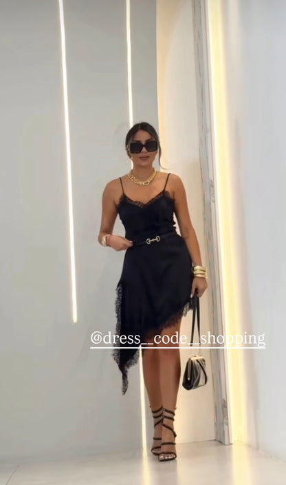 Completo Debora Abito Slip Asimmetrico con Pizzo Nero e Jeans a Gamba Larga con Dettagli