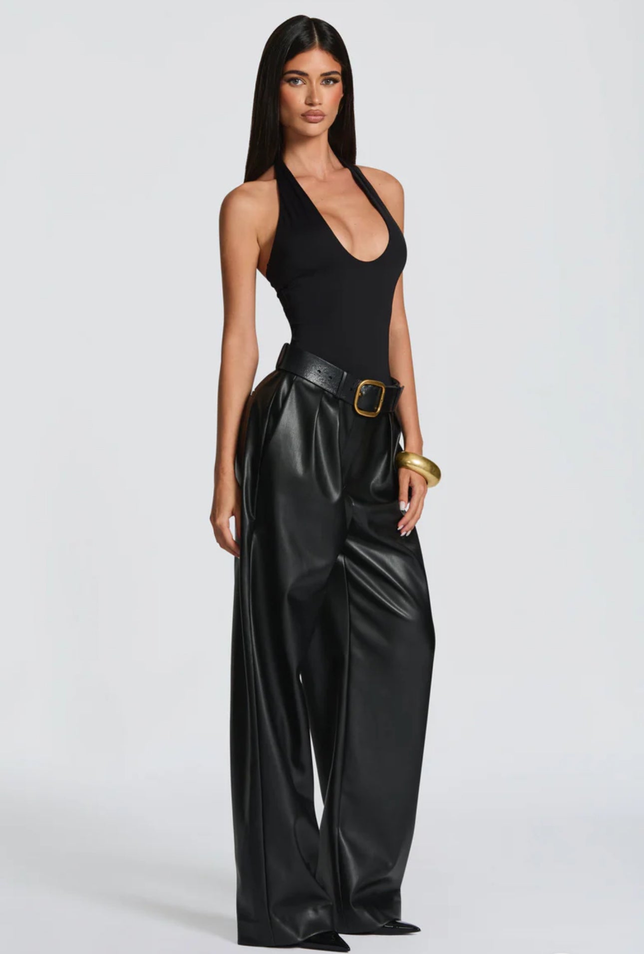 Pantaloni ANITA in eco-pelle a vita alta dal taglio ampio.Un look deciso e sofisticato, perfetto per chi ama uno stile contemporaneo e audace.