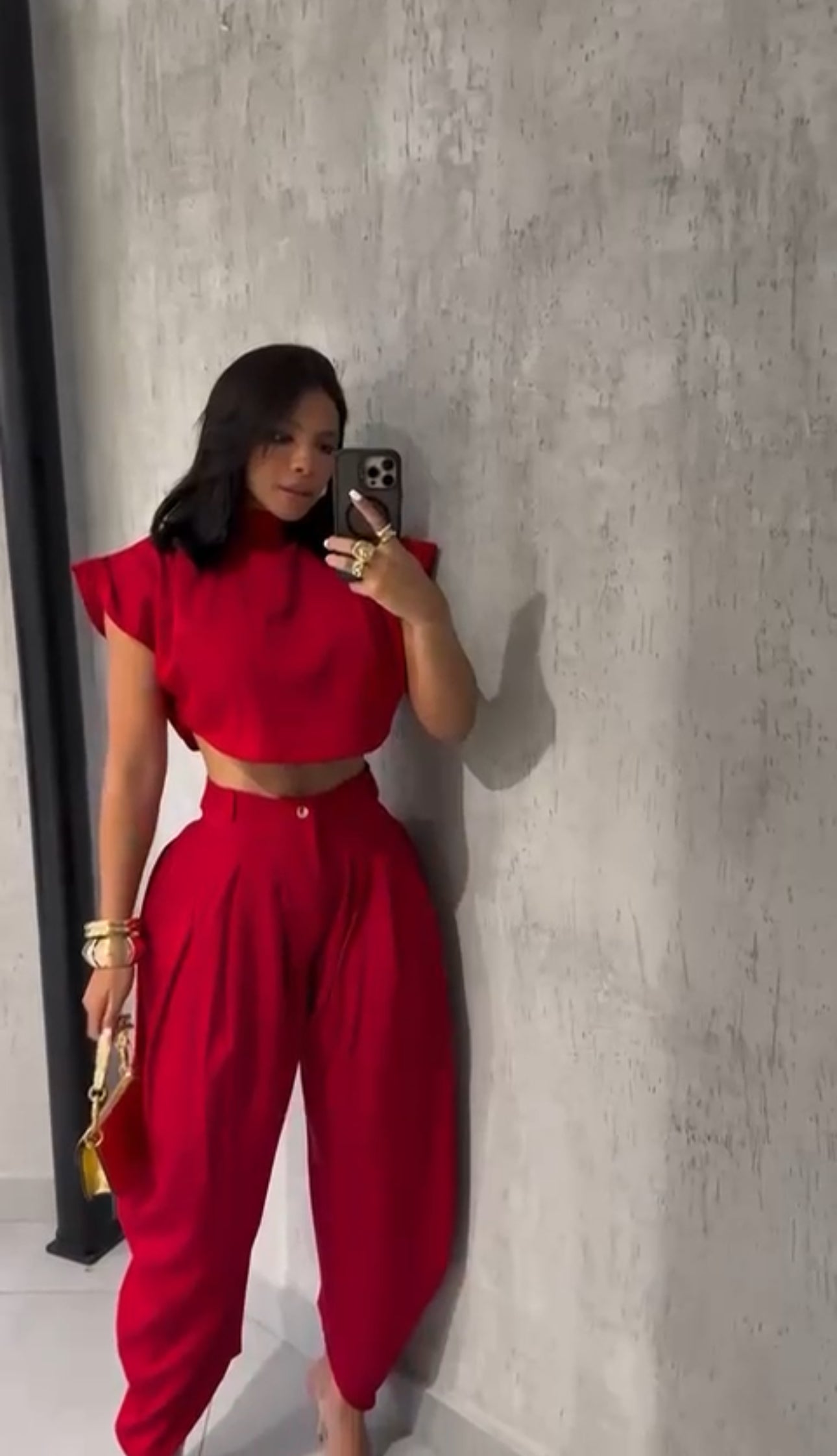 Set PRAGA Completo elegante composto da crop top a collo alto e pantaloni palazzo morbidi con pieghe frontali. Realizzato in tessuto fluido e leggero per una vestibilità confortevole e chic.