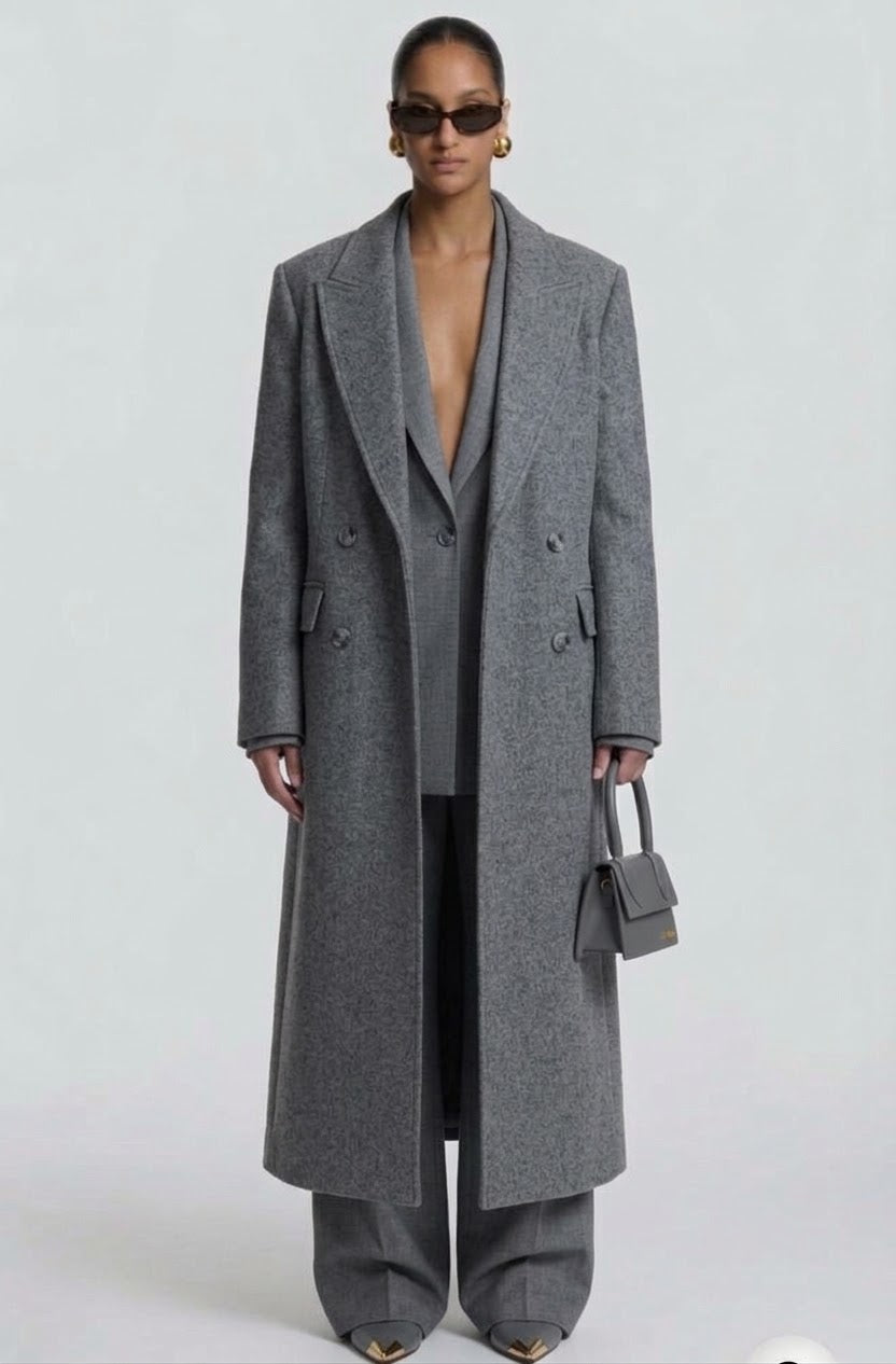 L'Outfit Completo Elegante: Tailleur Sartoriale & Cappotto Lungo coordinato⁠ Il perfetto connubio tra potenza e raffinatezza sartoriale. Un look completo pensato per la donna moderna che desidera un'eleganza impeccabile, dal mattino alla sera.