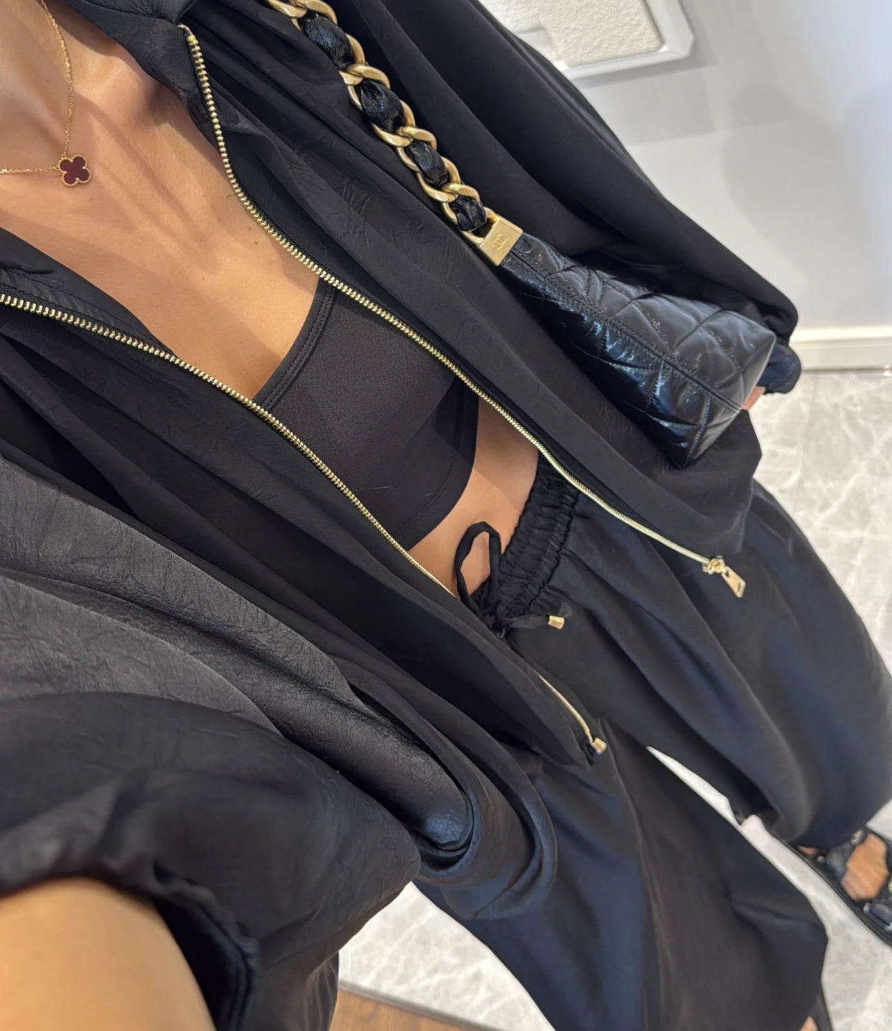 Coordinato PRISCILLA Completo elegante e versatile in tessuto satinato composto da giacca leggera oversize con zip e pantaloni ampi a vita alta con coulisse. Perfetto per look chic e confortevoli, dal giorno alla sera.