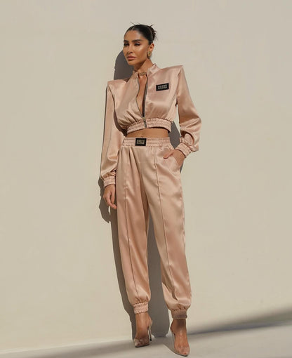 Set LETIZIA composto da giacca e pantaloni, è la scelta perfetta per un look trendy, elegante e confortevole.
Ideale per diverse occasioni, dal giorno alla sera.