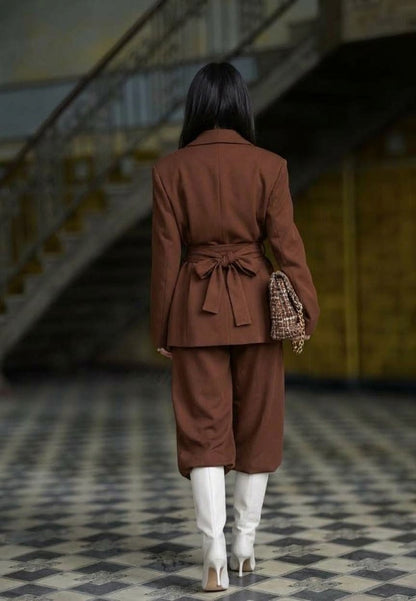 Completo SAMIRA Caldo, elegante e dal carattere contemporaneo. Questo completo due pezzi è realizzato in morbido cotone invernale, un tessuto avvolgente e confortevole perfetto per affrontare la stagione fredda con stile senza rinunciare alla comodità.