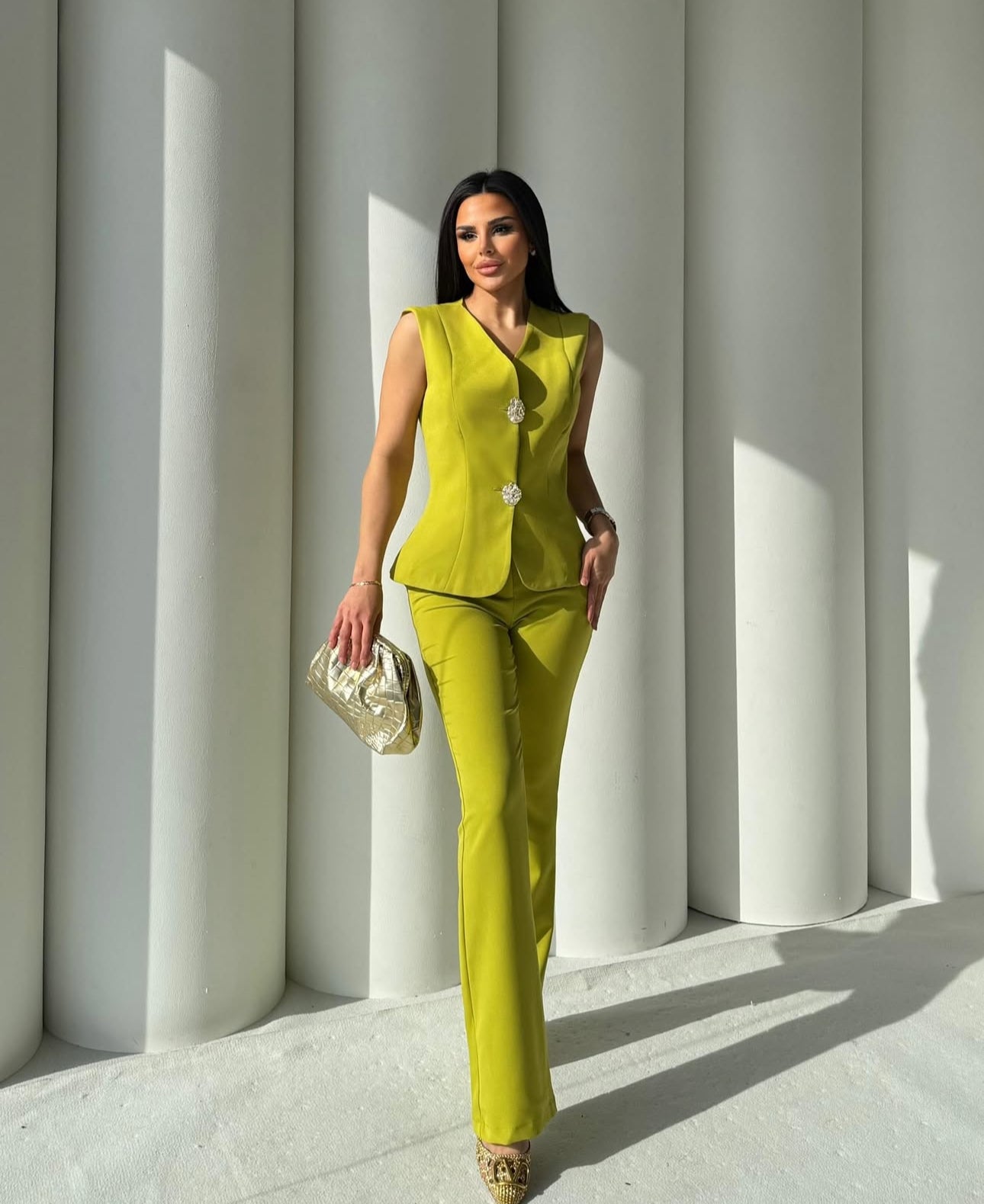 Set cord PERLA elegante composto da un gilet smanicato e un paio di pantaloni a gamba larga  Il gilet presenta due bottoni decorativi centrali dal design gioiello. I pantaloni sono a vita alta, con una vestibilità morbida e fluida