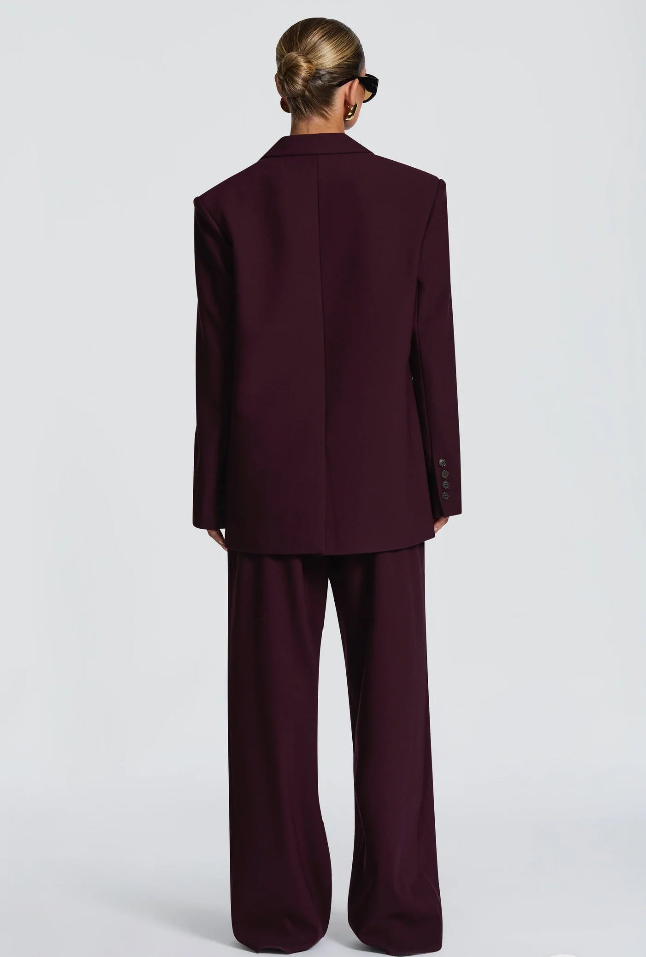 Tailleur ELEONORA Completo elegante composto da giacca oversize, pantaloni a palazzo e top coordinato. Un look moderno e sofisticato, perfetto per eventi, serate chic o outfit di tendenza.