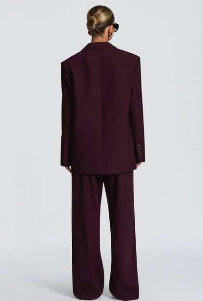 Tailleur ELEONORA Completo elegante composto da giacca oversize, pantaloni a palazzo e top coordinato. Un look moderno e sofisticato, perfetto per eventi, serate chic o outfit di tendenza.