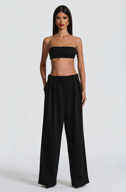 Tailleur ELEONORA Completo elegante composto da giacca oversize, pantaloni a palazzo e top coordinato. Un look moderno e sofisticato, perfetto per eventi, serate chic o outfit di tendenza.
