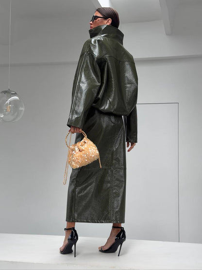 Co-ord Set in Similpelle Lucida Effect Noir
L'audacia incontra l'eleganza contemporanea. Eleva il tuo guardaroba con questo esclusivo coordinato a due pezzi, composto da una giacca bomber dallo stile urban-chic e una gonna midi dalla silhouette affusolata