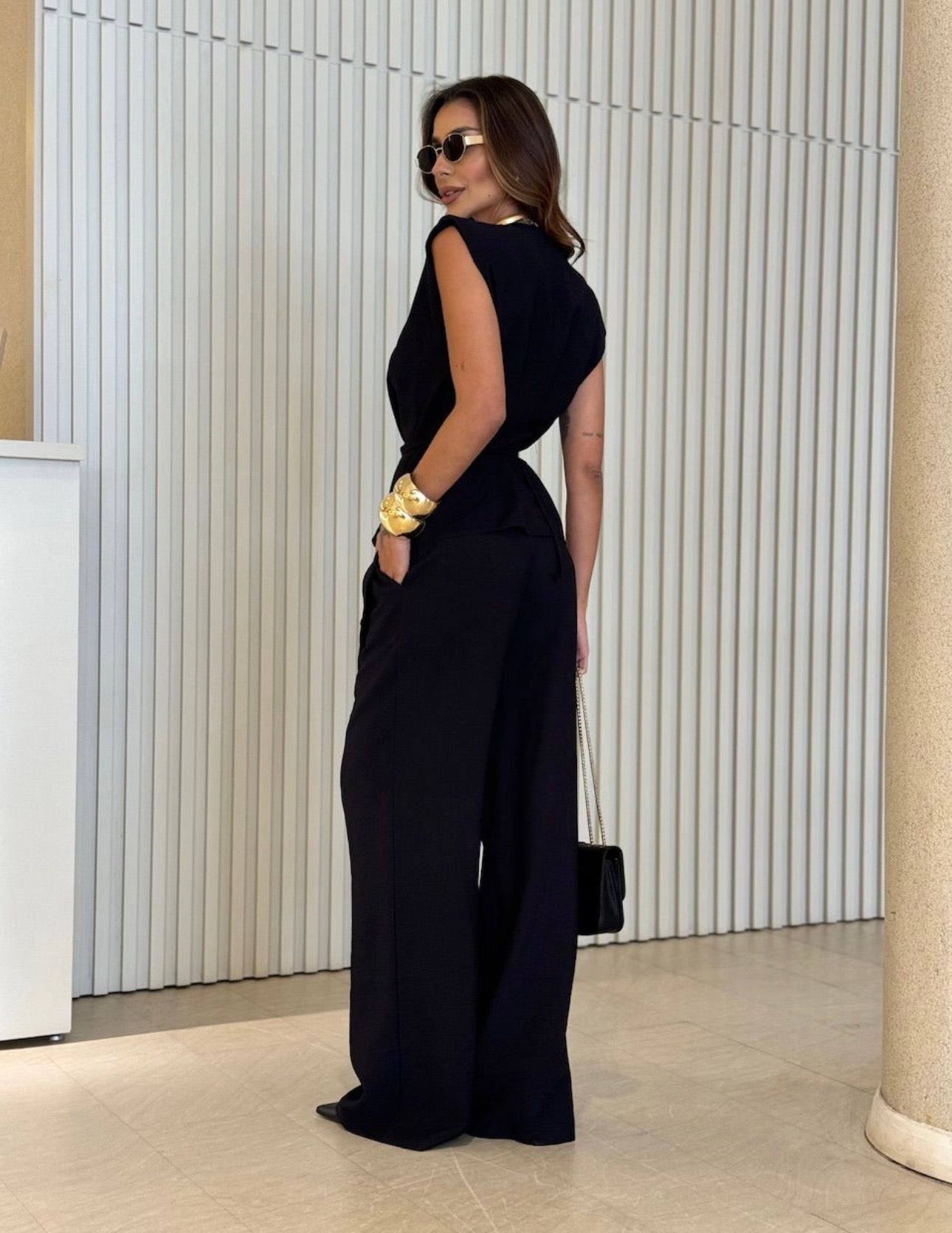 Coordinato Federica completo due pezzi + cinta tessuto misto lino e viscosa" è l'alleato perfetto per chi cerca un look sofisticato senza rinunciare alla freschezza.