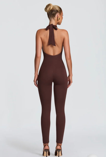 Tuta Intera Aderente Allacciata al Collo (Halter Jumpsuit) ultra-aderente con scollo all'americana e schiena scoperta. Un capo versatile e modellante che unisce eleganza minimale e sensualità, perfetto per serate ed eventi speciali.