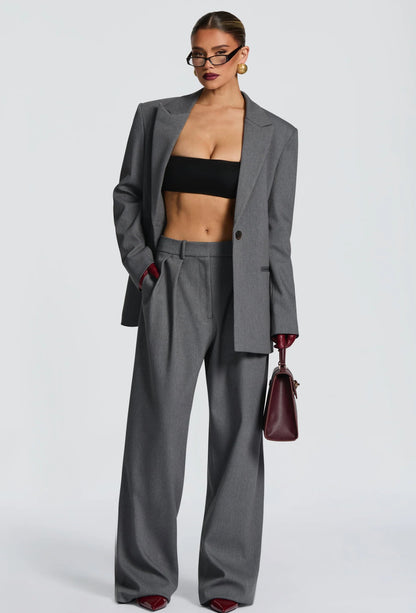 Tailleur ELEONORA Completo elegante composto da giacca oversize, pantaloni a palazzo e top coordinato. Un look moderno e sofisticato, perfetto per eventi, serate chic o outfit di tendenza.