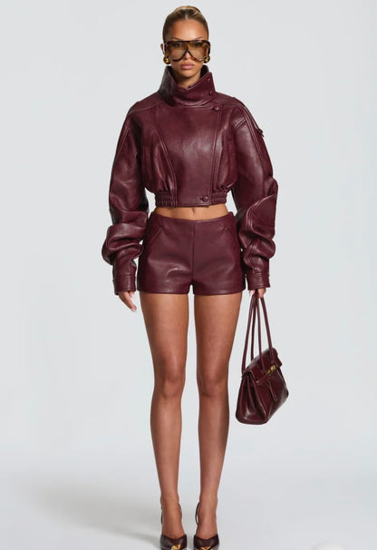 Set EVA L'eleganza contemporanea del completo in pelle. Giubbotto & Shorts in promozione