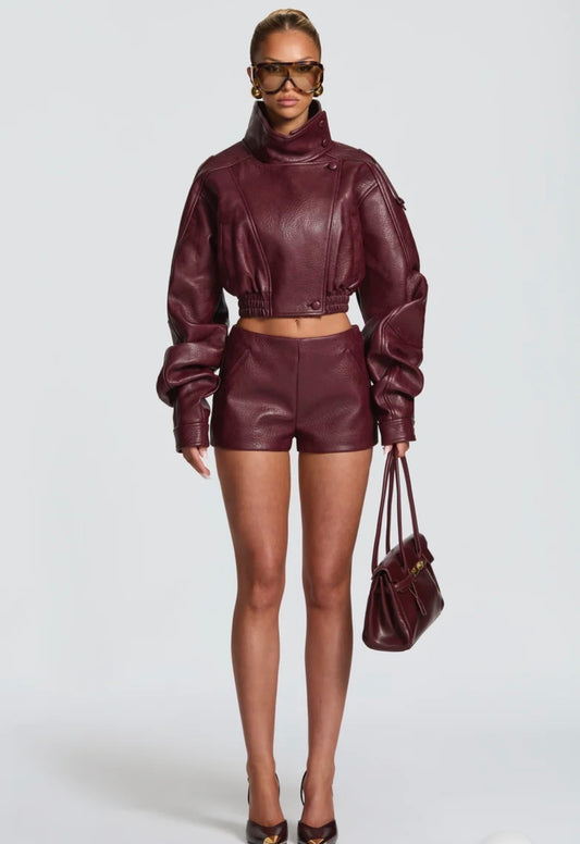 Set EVA L'eleganza contemporanea del completo in pelle. Giubbotto & Shorts in promozione