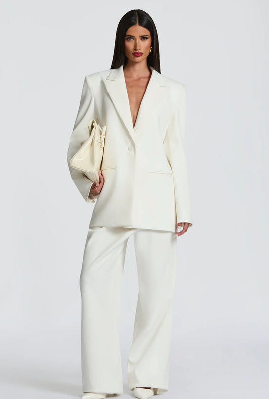 Tailleur ELEONORA Completo elegante composto da giacca oversize, pantaloni a palazzo e top coordinato. Un look moderno e sofisticato, perfetto per eventi, serate chic o outfit di tendenza.