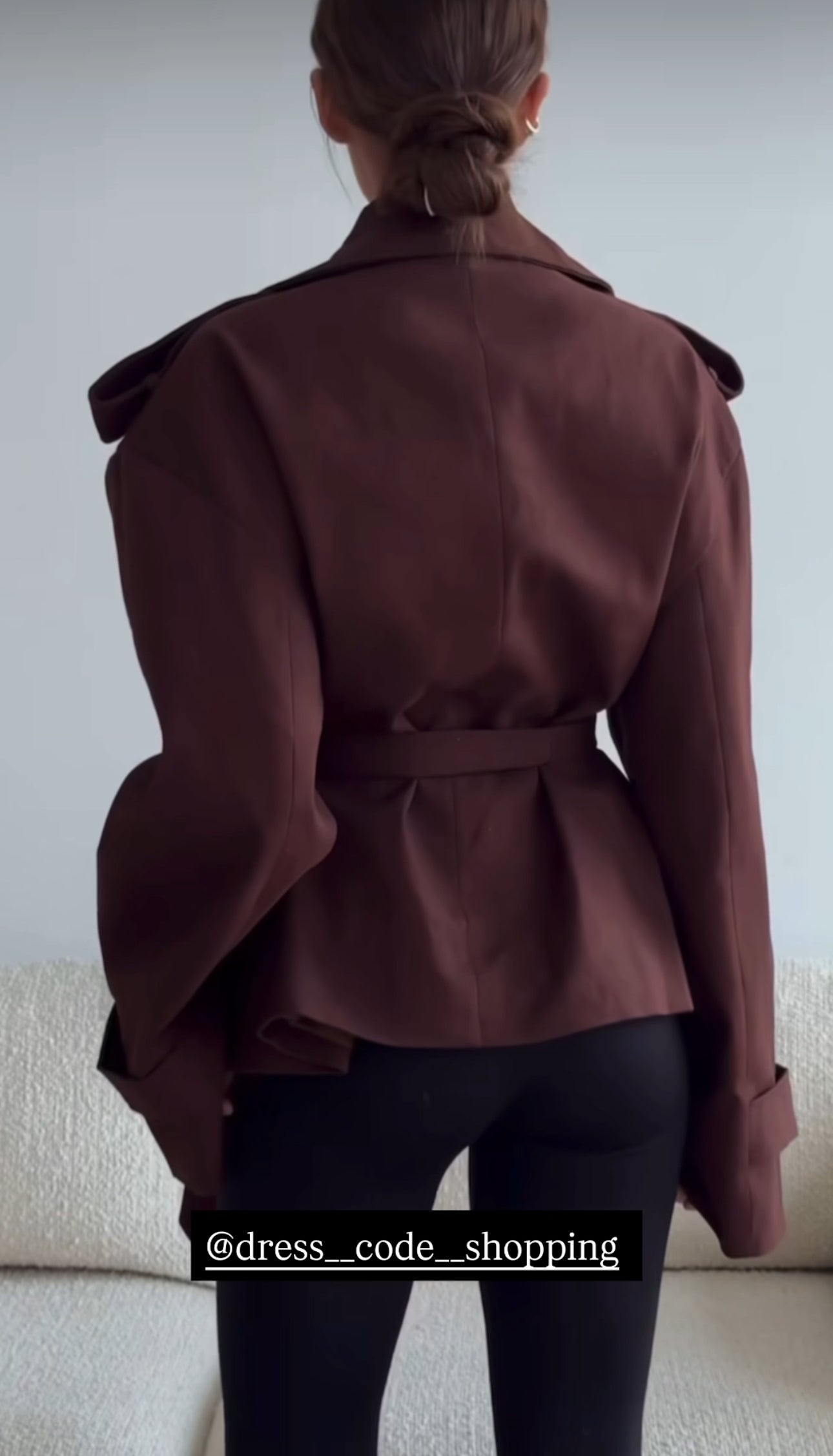Trench ERIKA Un capo intramontabile dal taglio moderno. Questo trench corto presenta revers ampi, dettagli strutturati e cintura in vita per valorizzare la silhouette. Perfetto da indossare su look casual o eleganti, ideale per la mezza stagione