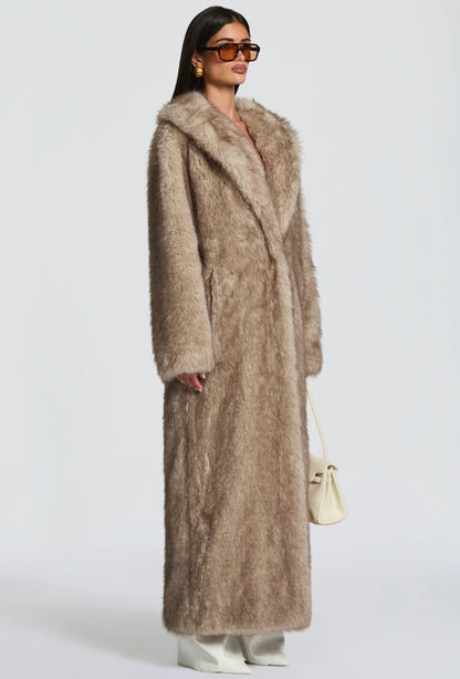 Pelliccia BRENDA Un modello avvolgente e sofisticato, caratterizzato da una linea dritta e dal volume morbido. Realizzato in pelliccia di visone ecologico di alta qualità, garantisce calore e comfort con un tocco glamour.