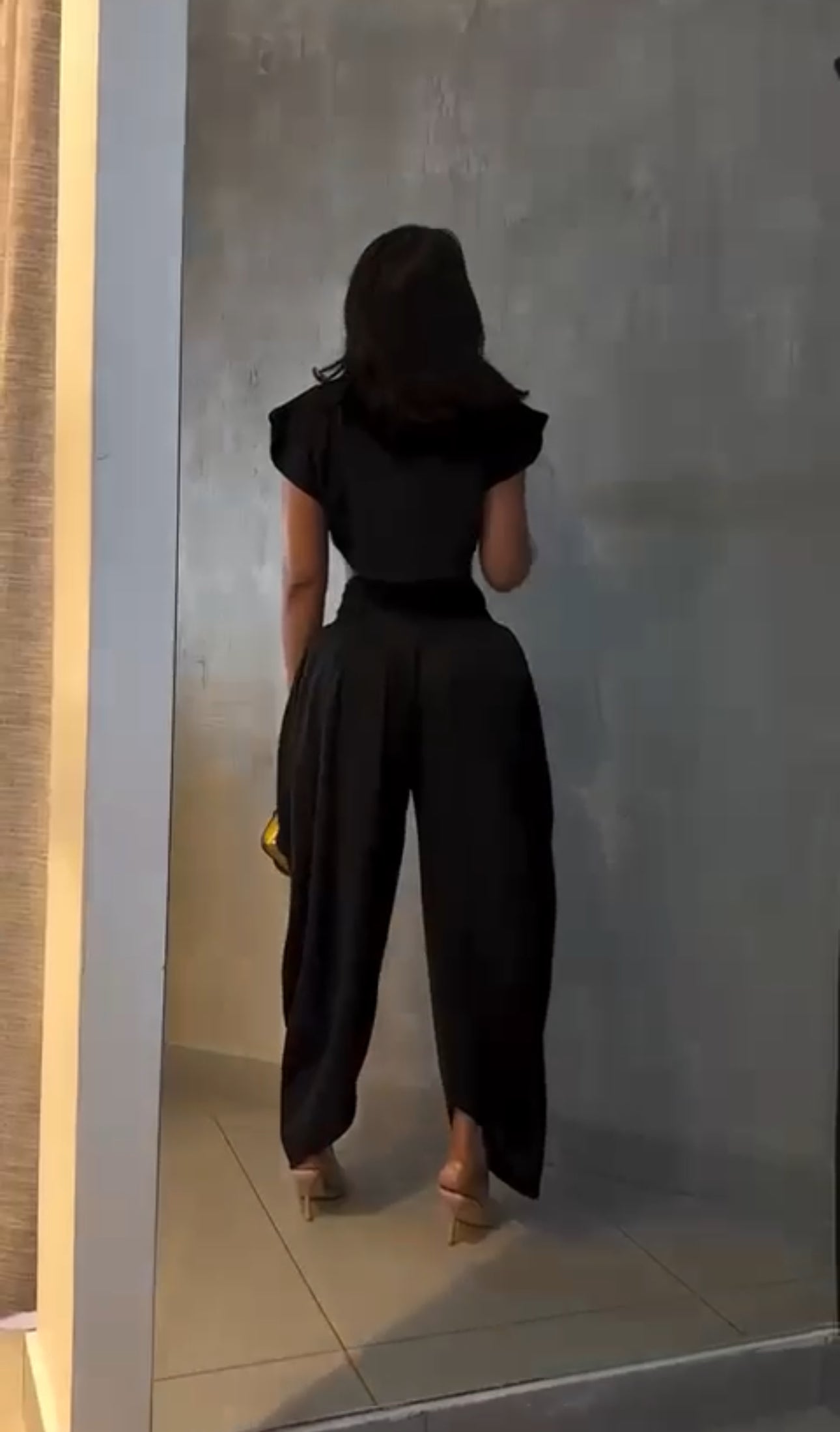 Set PRAGA Completo elegante composto da crop top a collo alto e pantaloni palazzo morbidi con pieghe frontali. Realizzato in tessuto fluido e leggero per una vestibilità confortevole e chic.