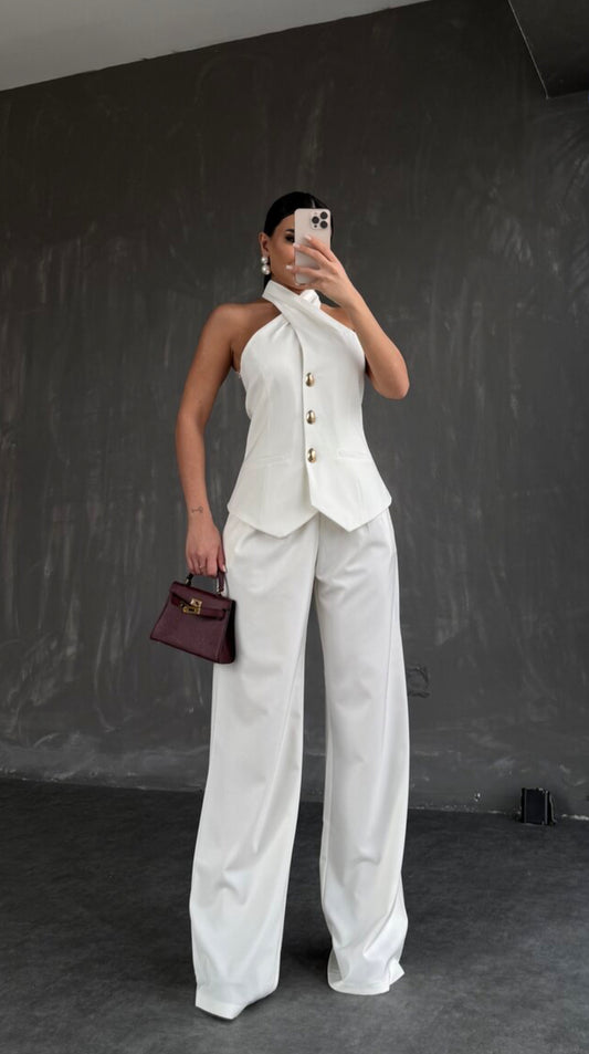 Setcord CRISTINA  composto da un top senza maniche con collo all'americana e pantaloni a gamba larga. Il top presenta una chiusura frontale con tre bottoni dorati