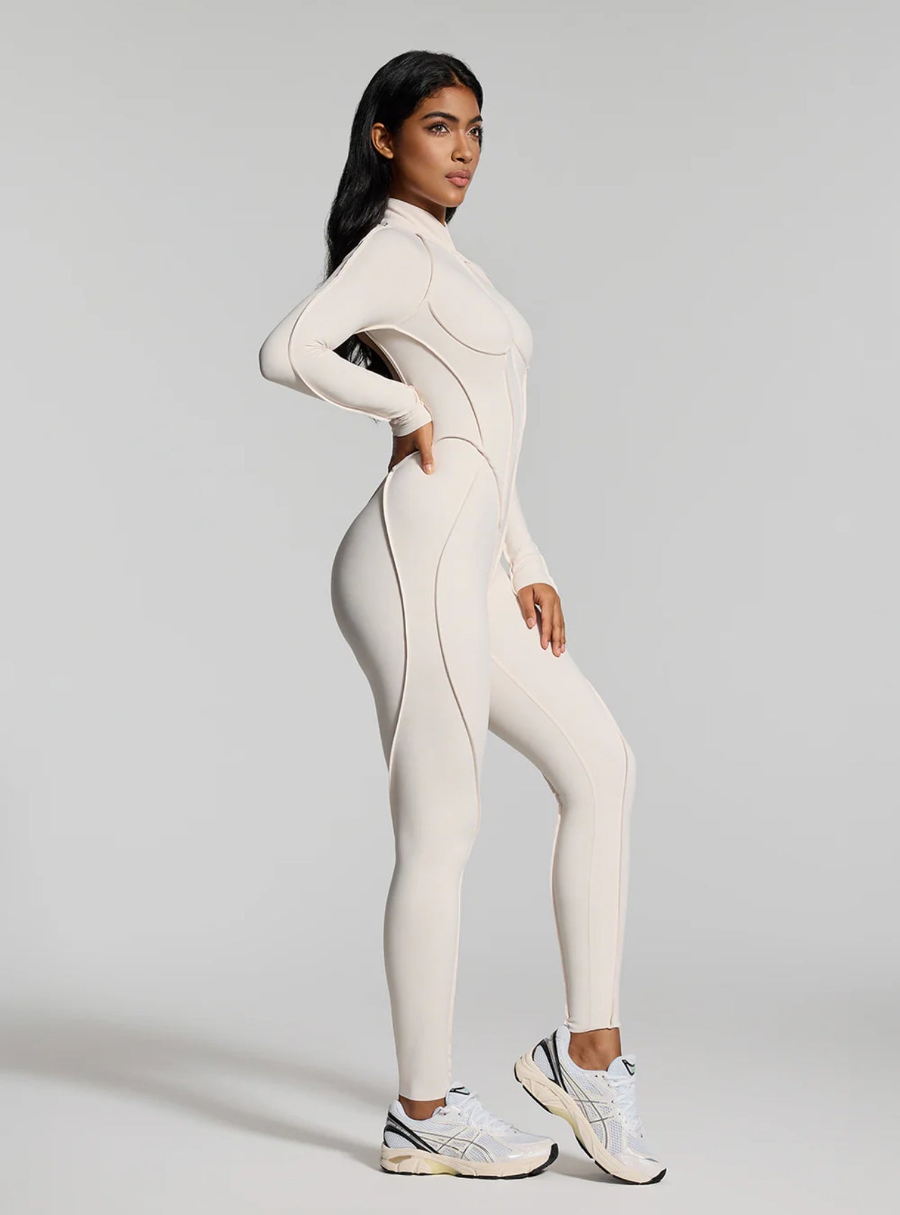 Jumpsuite EMY aderente con schiena scoperta, pensata per valorizzare la silhouette con un effetto shaping. Il tessuto elasticizzato ad alta compressione modella le forme