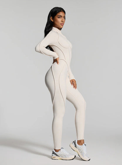 Jumpsuite EMY aderente con schiena scoperta, pensata per valorizzare la silhouette con un effetto shaping. Il tessuto elasticizzato ad alta compressione modella le forme