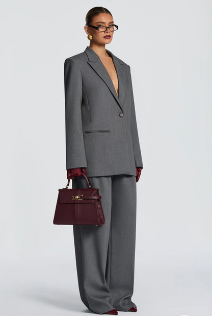 Tailleur ELEONORA Completo elegante composto da giacca oversize, pantaloni a palazzo e top coordinato. Un look moderno e sofisticato, perfetto per eventi, serate chic o outfit di tendenza.