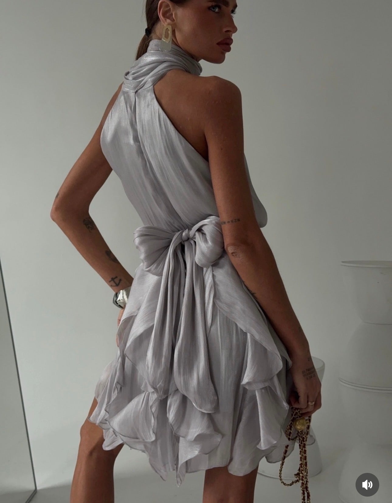 Abito Rouches midi dress con scollo all'americana, collo con fiocco e gonna a cascata di rouches multistrato pensato per chi vuole essere al centro della scena senza sforzo. La silhouette fluida e il tessuto leggero lo rendono perfetto