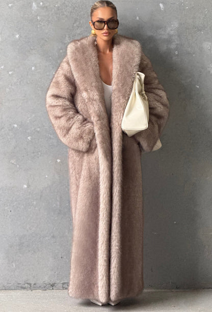 Pelliccia BRENDA Un modello avvolgente e sofisticato, caratterizzato da una linea dritta e dal volume morbido. Realizzato in pelliccia di visone ecologico di alta qualità, garantisce calore e comfort con un tocco glamour.