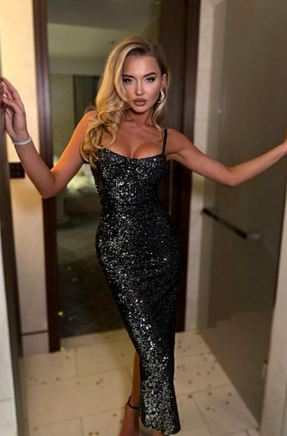 Abito CARLOTTA elegante lungo in paillettes ideale per serate glamour Il design aderente esalta la silhouette, mentre lo spacco laterale aggiunge un tocco di sensualità.