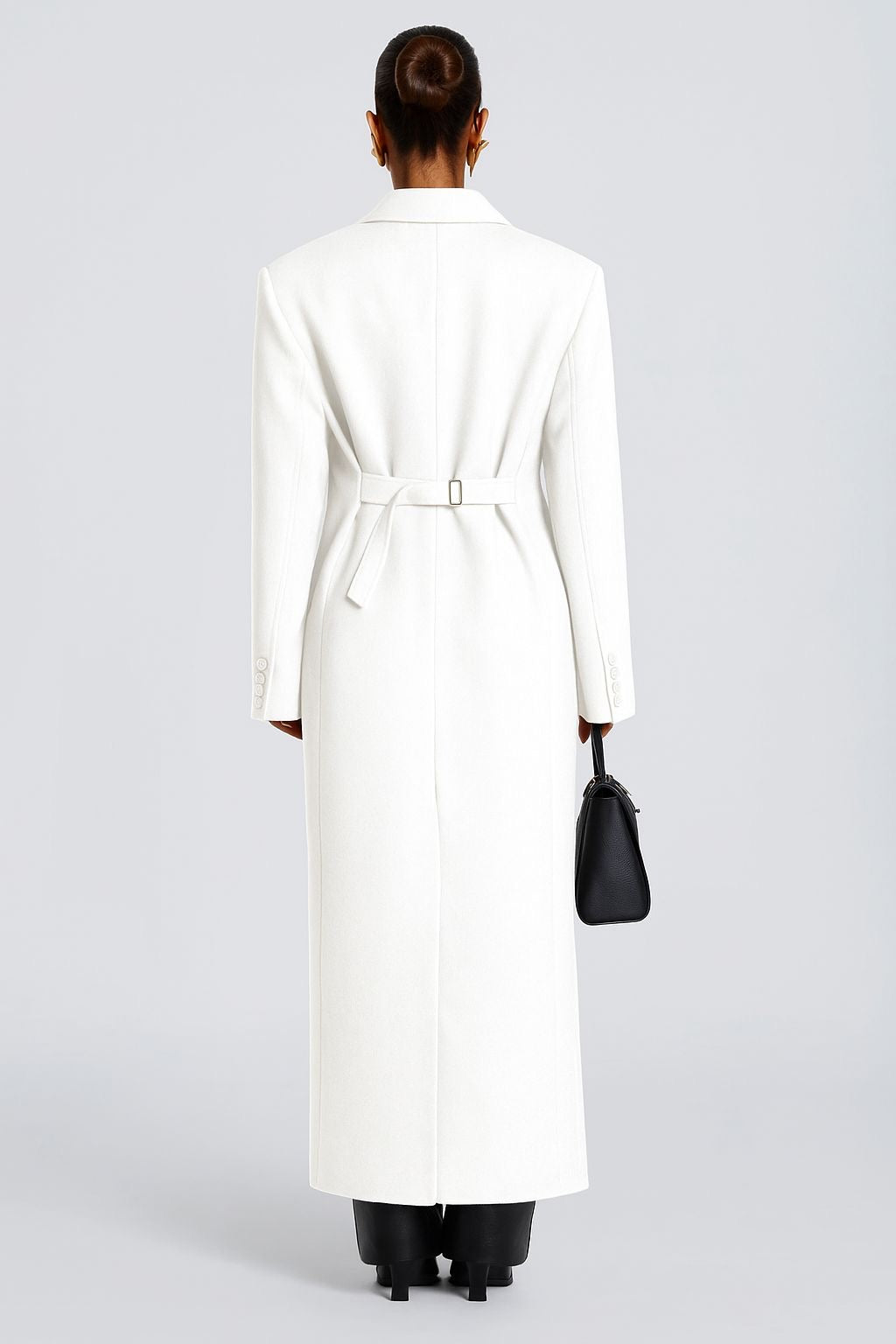 Cappotto ISABELLA  lungo dal taglio sartoriale con design doppiopetto e spalle strutturate. Elegante e versatile, perfetto per completare look sofisticati nelle giornate più fredde.