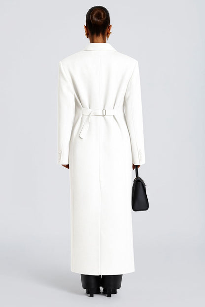 Cappotto ISABELLA  lungo dal taglio sartoriale con design doppiopetto e spalle strutturate. Elegante e versatile, perfetto per completare look sofisticati nelle giornate più fredde.