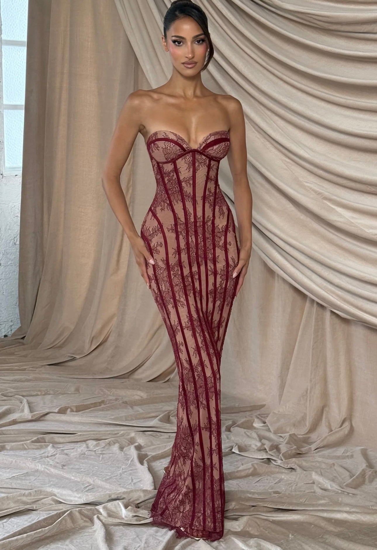 Long dress Sophia Abito lungo dal fascino sensuale ed elegante, realizzato in pizzo ricamato trasparente con base nude e dettagli neri a contrasto. Il corpetto strutturato stile bustier valorizza il décolleté.