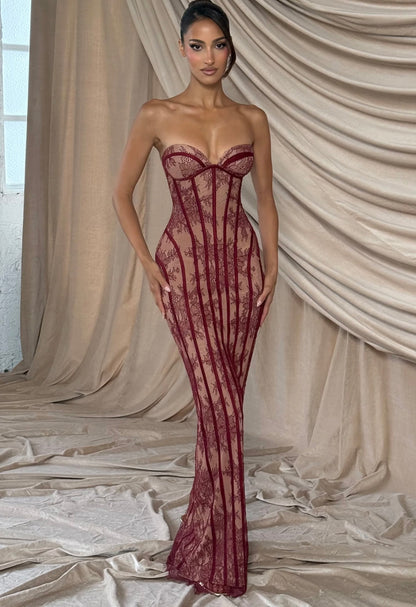 Long dress Sophia Abito lungo dal fascino sensuale ed elegante, realizzato in pizzo ricamato trasparente con base nude e dettagli neri a contrasto. Il corpetto strutturato stile bustier valorizza il décolleté.