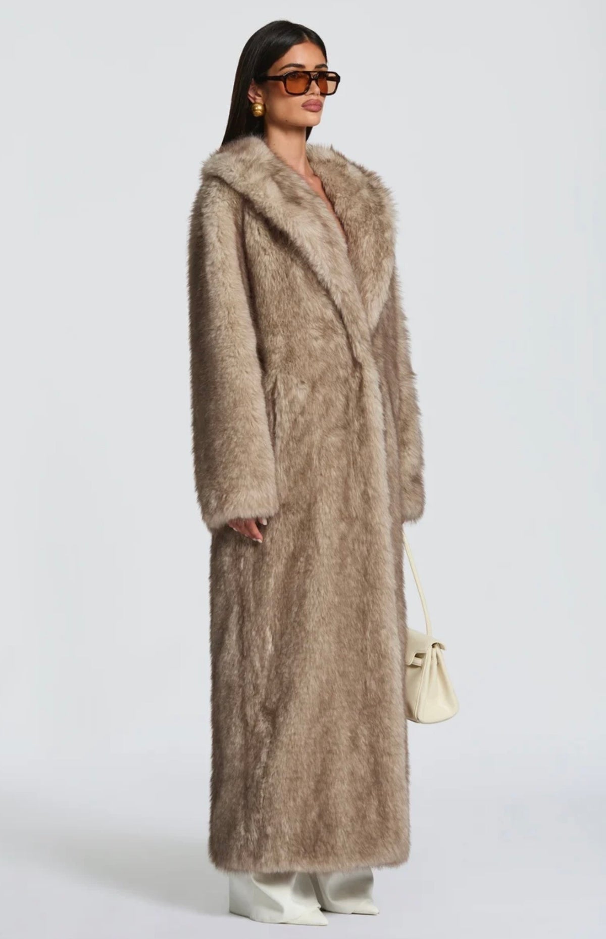 Pelliccia BRENDA Un modello avvolgente e sofisticato, caratterizzato da una linea dritta e dal volume morbido. Realizzato in pelliccia di visone ecologico di alta qualità, garantisce calore e comfort con un tocco glamour.