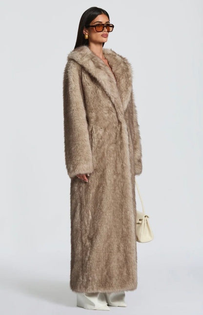 Pelliccia BRENDA Un modello avvolgente e sofisticato, caratterizzato da una linea dritta e dal volume morbido. Realizzato in pelliccia di visone ecologico di alta qualità, garantisce calore e comfort con un tocco glamour.