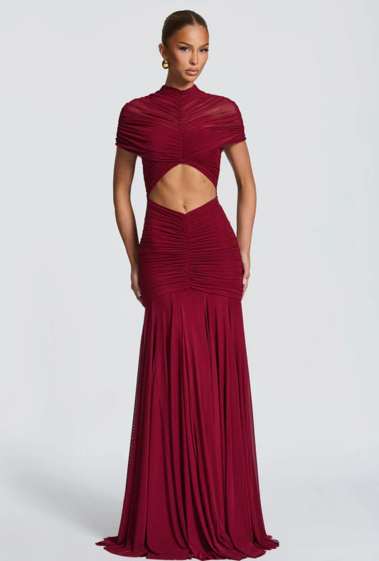 Abito Martina lungo elegante realizzato in tessuto leggero e drappeggiato che valorizza la silhouette. Design sofisticato con top incrociato effetto cut-out e gonna fluida a sirena.