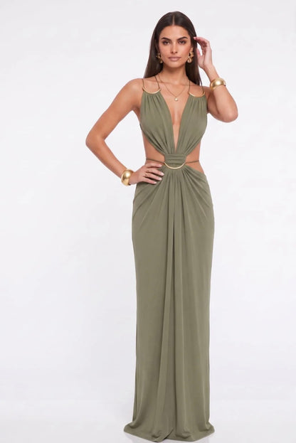 Abito Lungo Chérie – Cut-Out & Anello Gioiello Oro Sinonimo di eleganza magnetica e fascino contemporaneo.