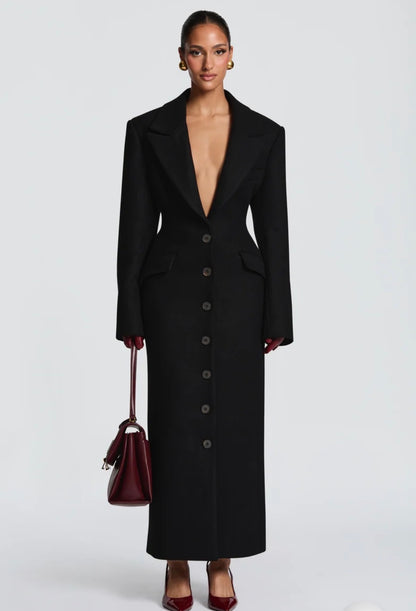 Cappotto ANGELICA lungo in lana, con bottoni frontali e maxi revers a scialle. La linea dritta e sartoriale slancia la figura, mentre il colletto ampio aggiunge un tocco sofisticato. Perfetto per look invernali raffinati, dal giorno alla sera.