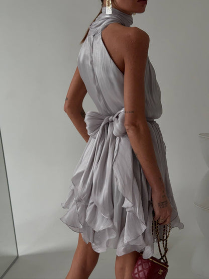 Abito Rouches midi dress con scollo all'americana, collo con fiocco e gonna a cascata di rouches multistrato pensato per chi vuole essere al centro della scena senza sforzo. La silhouette fluida e il tessuto leggero lo rendono perfetto