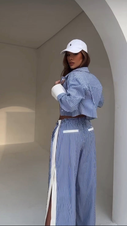 New Drop MARY questo completo in tessuto leggero a righe azzurre e bianche è composto da bralette, camicia oversize e pantaloni ampi con spacchi laterali. Realizzato in cotone misto, offre freschezza e comfort non fartelo scappare