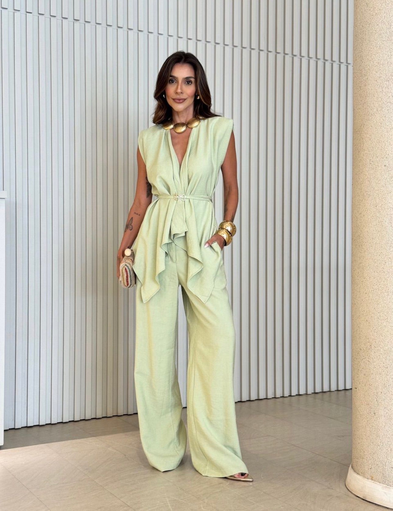 Coordinato Federica completo due pezzi + cinta tessuto misto lino e viscosa" è l'alleato perfetto per chi cerca un look sofisticato senza rinunciare alla freschezza.