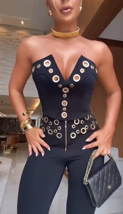 Coordinato MORGANA  Aggiungi un tocco di audacia e stile al tuo guardaroba con questo completo due pezzi nero, composto da un top e un pantalone a zampa. Il design si distingue per i dettagli in metallo ad anelli
