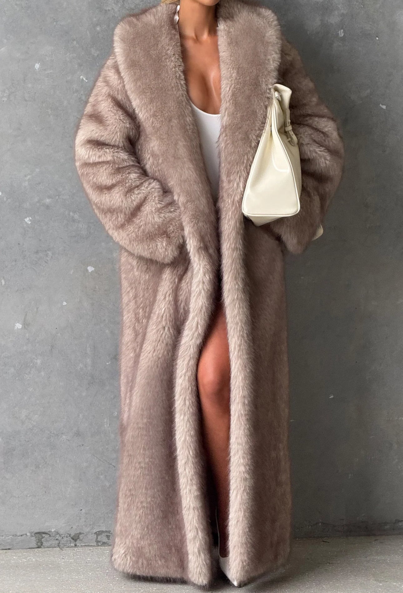 Pelliccia BRENDA Un modello avvolgente e sofisticato, caratterizzato da una linea dritta e dal volume morbido. Realizzato in pelliccia di visone ecologico di alta qualità, garantisce calore e comfort con un tocco glamour.