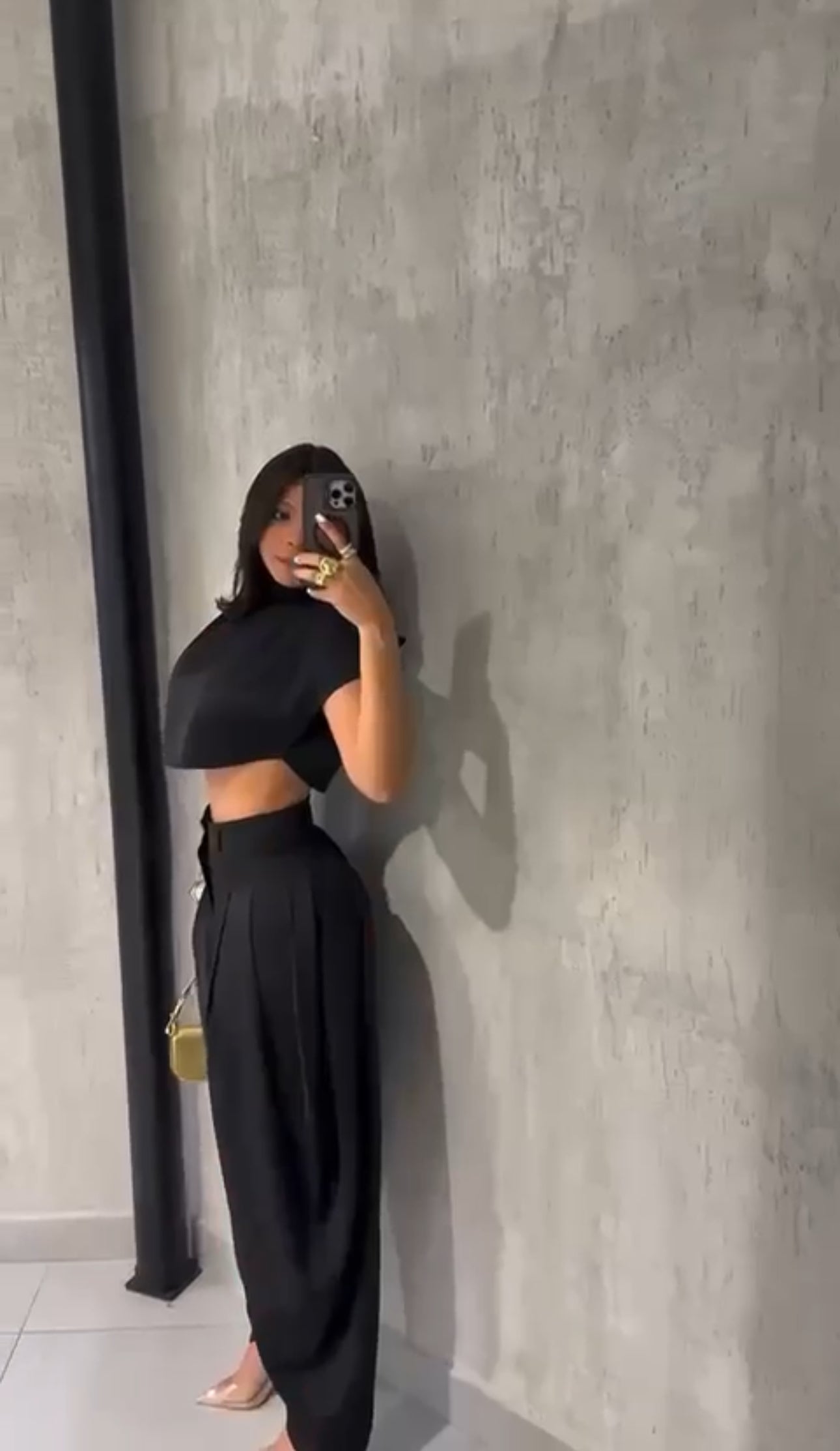 Set PRAGA Completo elegante composto da crop top a collo alto e pantaloni palazzo morbidi con pieghe frontali. Realizzato in tessuto fluido e leggero per una vestibilità confortevole e chic.