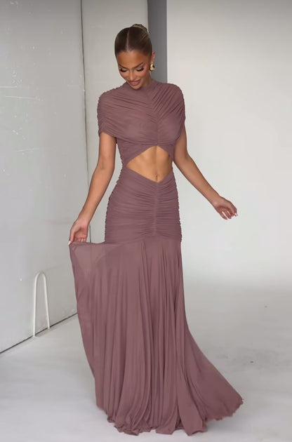 Abito Martina lungo elegante realizzato in tessuto leggero e drappeggiato che valorizza la silhouette. Design sofisticato con top incrociato effetto cut-out e gonna fluida a sirena.