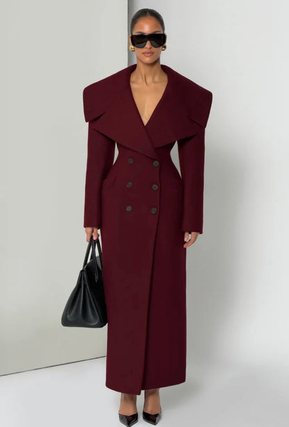 Cappotto Lungo Sartoriale con Maximantellina Un capospalla scenografico e di classe che ridefinisce l'eleganza invernale. Caratterizzato da un'ampia mantellina sulle spalle e una silhouette clessidra accentuata dal punto vita segnato.