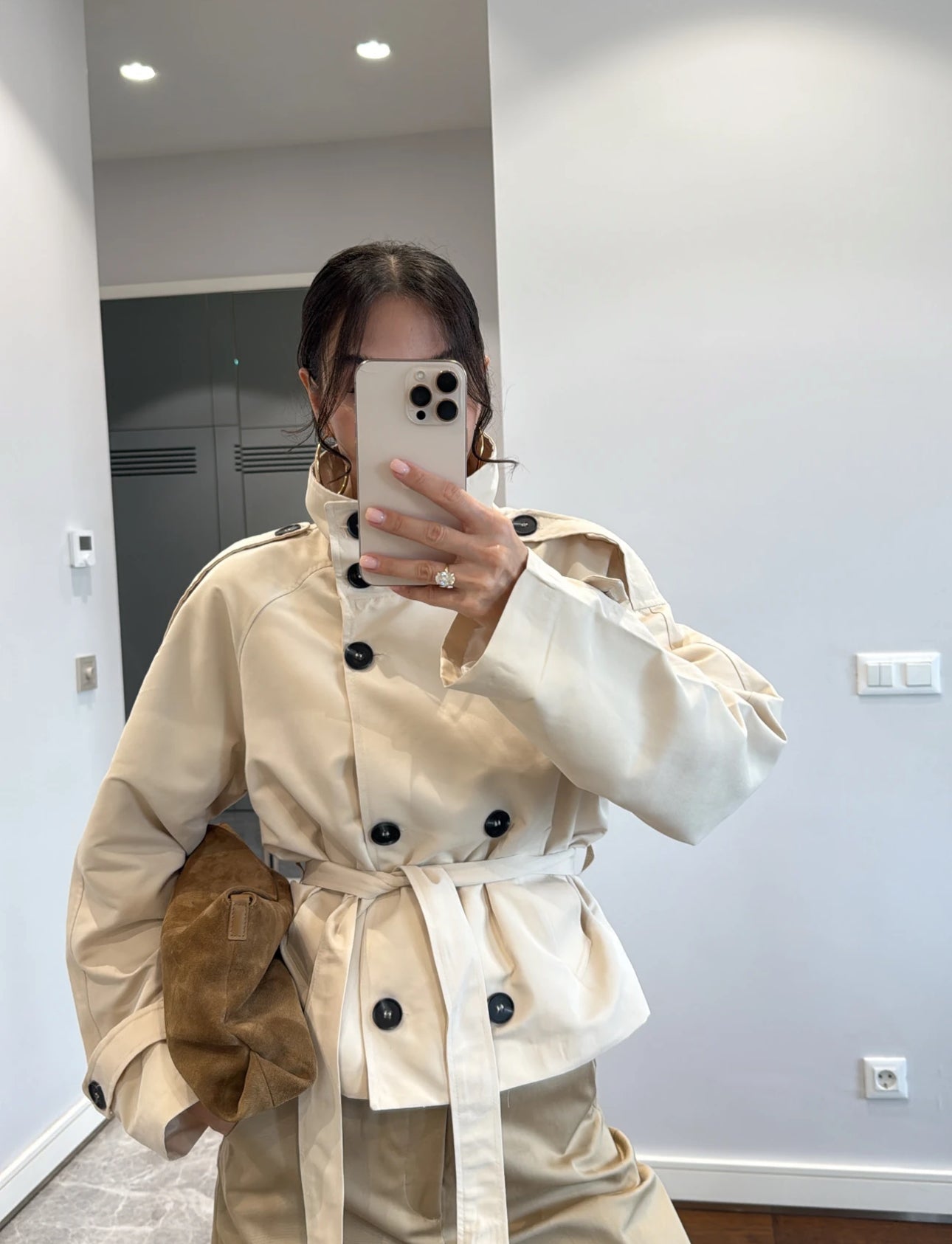 Trench MARCELLA in promo Elegante trench corto con cintura regolabile e bottoni a contrasto. Design moderno e versatile, perfetto per look casual o raffinati.