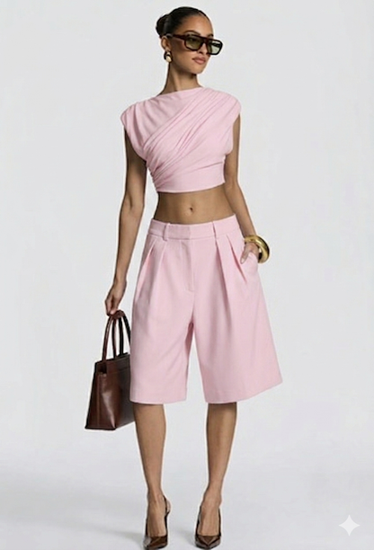 Completo GIULIA Questo look è un perfetto mix tra eleganza e minimalismo, ideale sia per il giorno che per la sera.