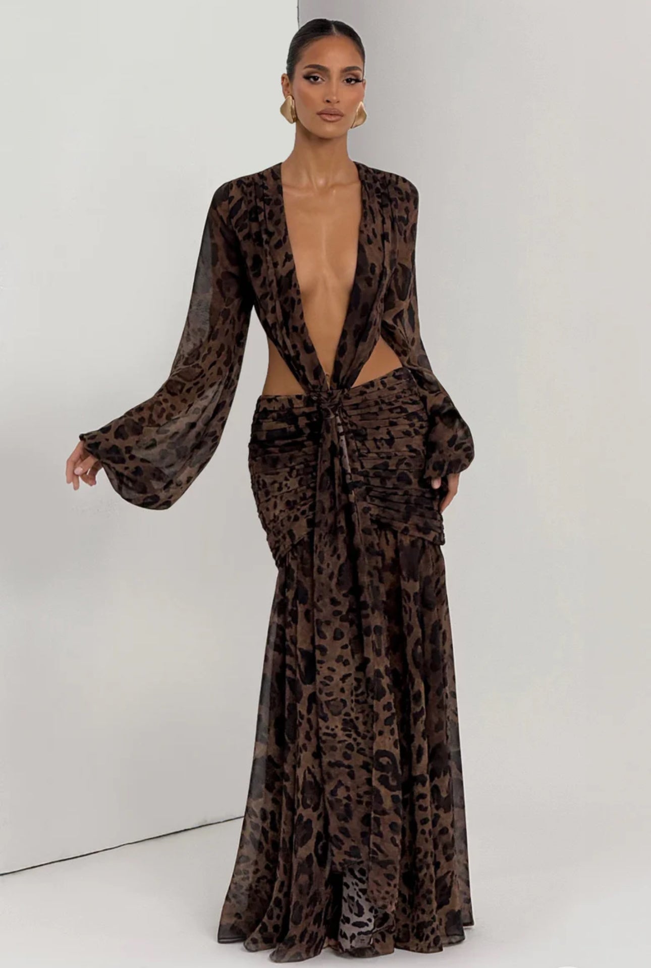 Abito JANE Seduzione ed eleganza si incontrano in questo abito lungo in stampa leopardata.