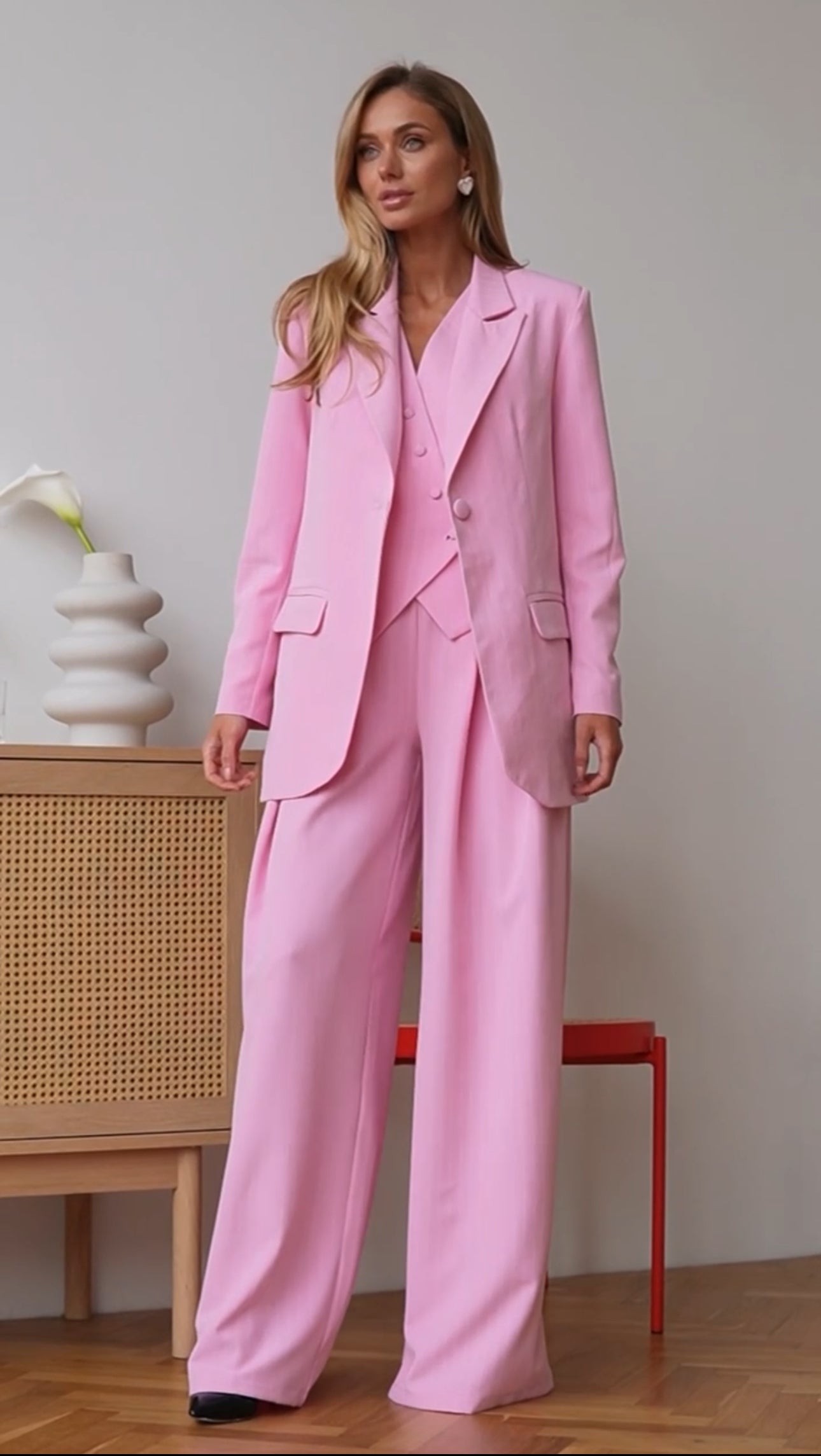 Tailleur VALERIA Blazer dal  taglio elegante e strutturato con spalle leggermente ampie, gilet con bottoni asimmetrici, pantaloni a vita alta con ampia vestibilità e pieghe, che creano un effetto fluido e raffinato.