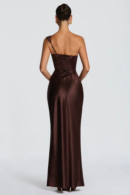 Abito Marcella monospalla in raso lucido con drappeggio sul décolleté e vita strutturata. Silhouette aderente che valorizza la figura.
Perfetto per occasioni formali ed
eventi serali.